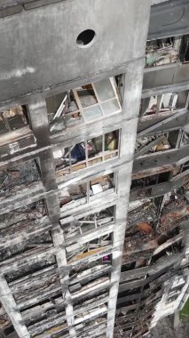 Ukrayna, Kyiv 'de yanmış ve yıkılmış bir evin dikey videosu