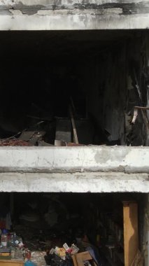 Ukrayna, Kyiv 'de yanmış ve yıkılmış bir evin dikey videosu