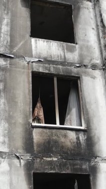 Ukrayna, Kyiv 'de yanmış ve yıkılmış bir evin dikey videosu