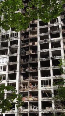 Ukrayna, Kyiv 'de yanmış ve yıkılmış bir evin dikey videosu