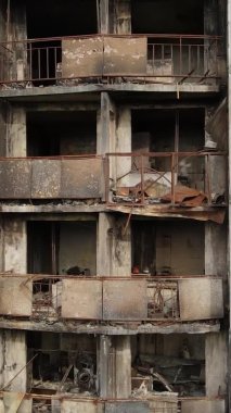 Ukrayna, Kyiv 'de yanmış ve yıkılmış bir evin dikey videosu