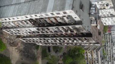 Ukrayna, Kyiv 'de yanmış ve yıkılmış bir evin dikey videosu