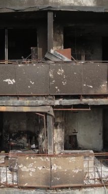 Ukrayna, Kyiv 'de yanmış ve yıkılmış bir evin dikey videosu