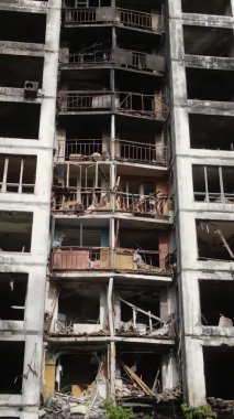 Ukrayna, Kyiv 'de yanmış ve yıkılmış bir evin dikey videosu