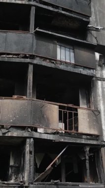 Ukrayna, Kyiv 'de yanmış ve yıkılmış bir evin dikey videosu