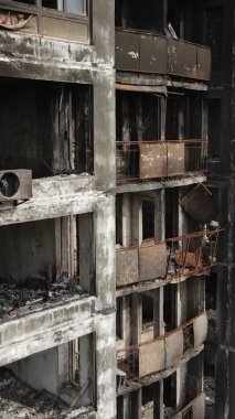 Ukrayna, Kyiv 'de yanmış ve yıkılmış bir evin dikey videosu