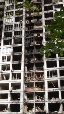 Ukrayna, Kyiv 'de yanmış ve yıkılmış bir evin dikey videosu