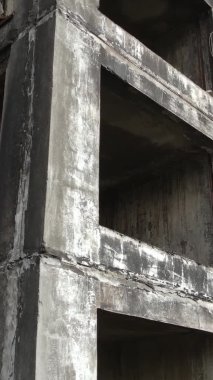 Ukrayna, Kyiv 'de yanmış ve yıkılmış bir evin dikey videosu