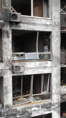 Ukrayna, Kyiv 'de yanmış ve yıkılmış bir evin dikey videosu