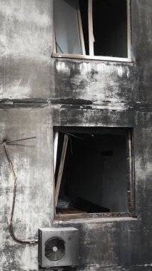 Ukrayna, Kyiv 'de yanmış ve yıkılmış bir evin dikey videosu