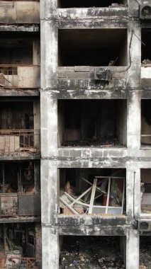 Ukrayna, Kyiv 'de yanmış ve yıkılmış bir evin dikey videosu