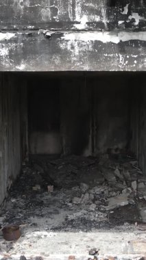 Ukrayna, Kyiv 'de yanmış ve yıkılmış bir evin dikey videosu