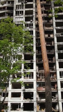 Ukrayna, Kyiv 'de yanmış ve yıkılmış bir evin dikey videosu