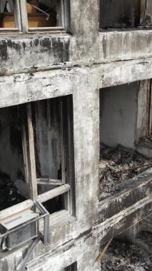 Ukrayna, Kyiv 'de yanmış ve yıkılmış bir evin dikey videosu