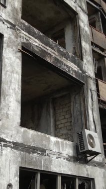 Ukrayna, Kyiv 'de yanmış ve yıkılmış bir evin dikey videosu