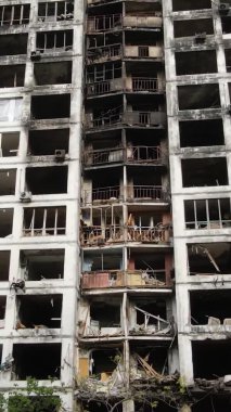 Ukrayna, Kyiv 'de yanmış ve yıkılmış bir evin dikey videosu