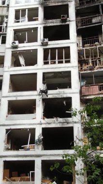 Ukrayna, Kyiv 'de yanmış ve yıkılmış bir evin dikey videosu