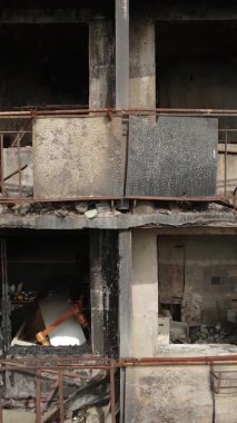Ukrayna, Kyiv 'de yanmış ve yıkılmış bir evin dikey videosu