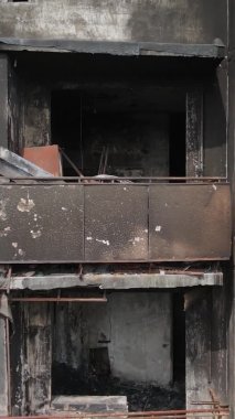 Ukrayna, Kyiv 'de yanmış ve yıkılmış bir evin dikey videosu