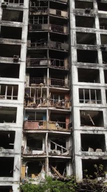 Ukrayna, Kyiv 'de yanmış ve yıkılmış bir evin dikey videosu