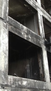 Ukrayna, Kyiv 'de yanmış ve yıkılmış bir evin dikey videosu