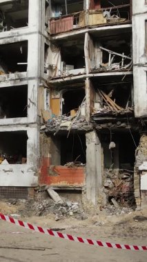 Ukrayna, Kyiv 'de yanmış ve yıkılmış bir evin dikey videosu