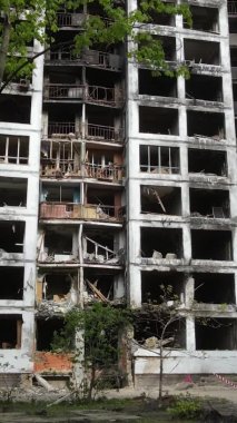 Ukrayna, Kyiv 'de yanmış ve yıkılmış bir evin dikey videosu