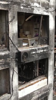 Ukrayna, Kyiv 'de yanmış ve yıkılmış bir evin dikey videosu