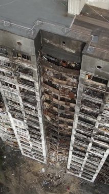 Ukrayna, Kyiv 'de yanmış ve yıkılmış bir evin dikey videosu