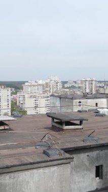 Ukrayna, Kyiv 'de yanmış ve yıkılmış bir evin dikey videosu