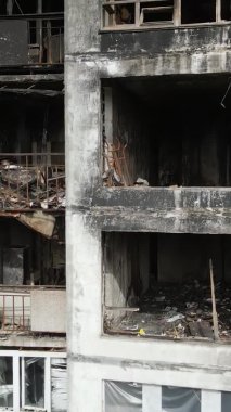 Ukrayna, Kyiv 'de yanmış ve yıkılmış bir evin dikey videosu
