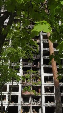 Ukrayna, Kyiv 'de yanmış ve yıkılmış bir evin dikey videosu