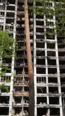 Ukrayna, Kyiv 'de yanmış ve yıkılmış bir evin dikey videosu