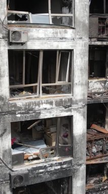 Ukrayna, Kyiv 'de yanmış ve yıkılmış bir evin dikey videosu