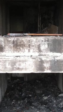 Ukrayna, Kyiv 'de yanmış ve yıkılmış bir evin dikey videosu