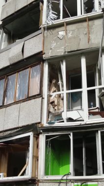 Ukrayna, Kyiv 'de yanmış ve yıkılmış bir evin dikey videosu