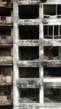 Ukrayna, Kyiv 'de yanmış ve yıkılmış bir evin dikey videosu
