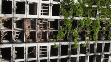 Ukrayna, Kyiv 'de yanmış ve yıkılmış bir evin dikey videosu