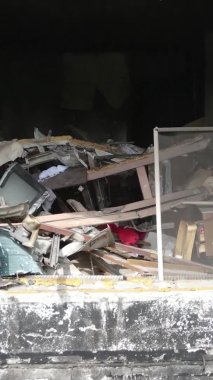 Ukrayna, Kyiv 'de yanmış ve yıkılmış bir evin dikey videosu