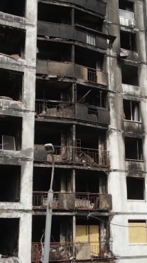 Ukrayna, Kyiv 'de yanmış ve yıkılmış bir evin dikey videosu