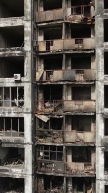 Ukrayna, Kyiv 'de yanmış ve yıkılmış bir evin dikey videosu