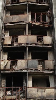 Ukrayna, Kyiv 'de yanmış ve yıkılmış bir evin dikey videosu