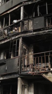 Ukrayna, Kyiv 'de yanmış ve yıkılmış bir evin dikey videosu