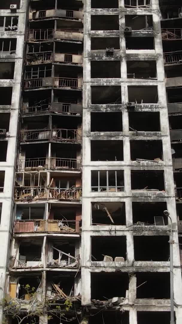 Vídeo Vertical Uma Casa Queimada Destruída Kiev Ucrânia — Vídeo de Stock
