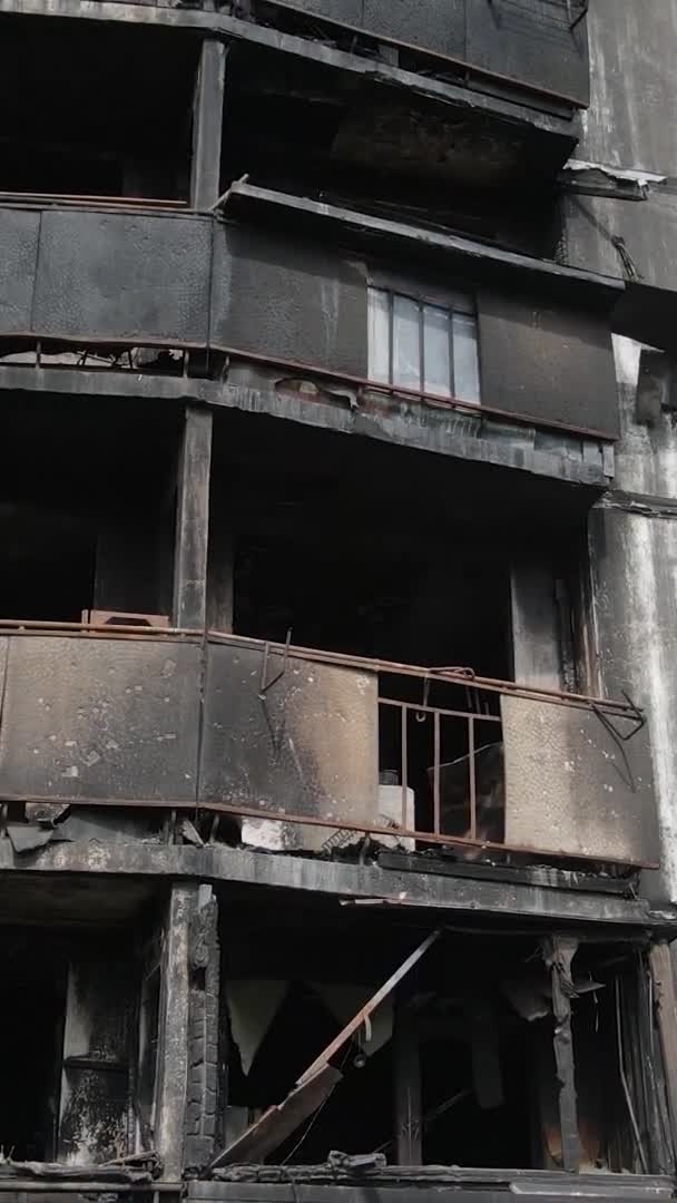 Vídeo Vertical Una Casa Quemada Destruida Kiev Ucrania — Vídeo de stock