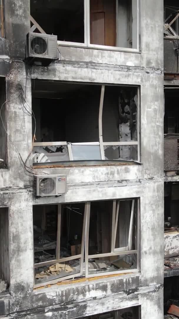 우크라이나 키예프에서 불타고 파괴된 — 비디오