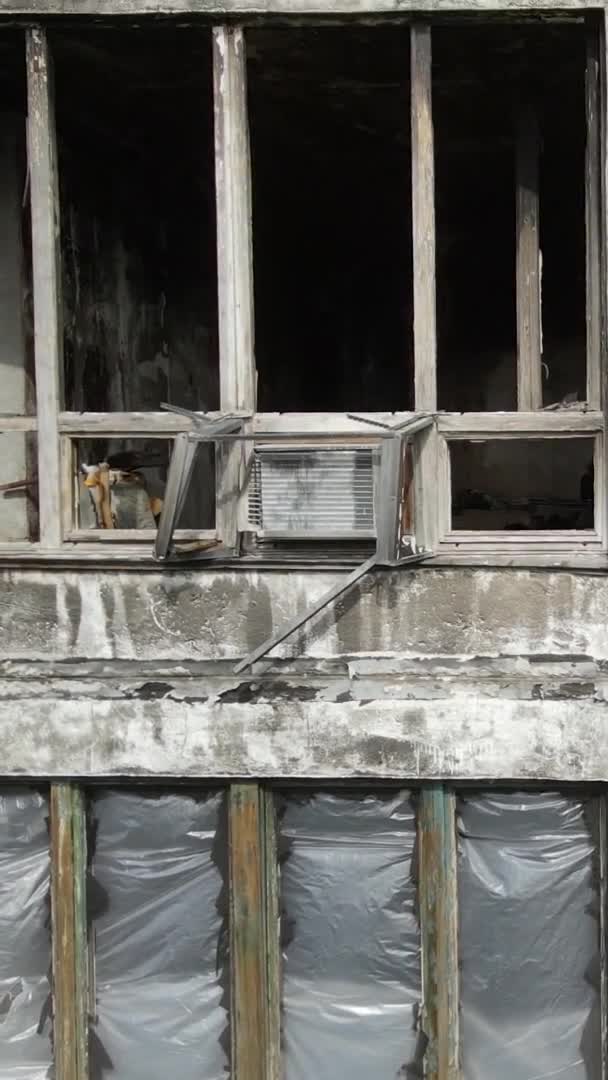 Vertikální Video Vyhořelého Zničeného Domu Kyjevě Ukrajina — Stock video