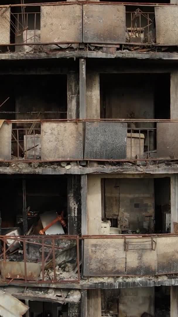 Függőleges Videó Egy Leégett Lerombolt Ház Kijevben Ukrajna — Stock videók