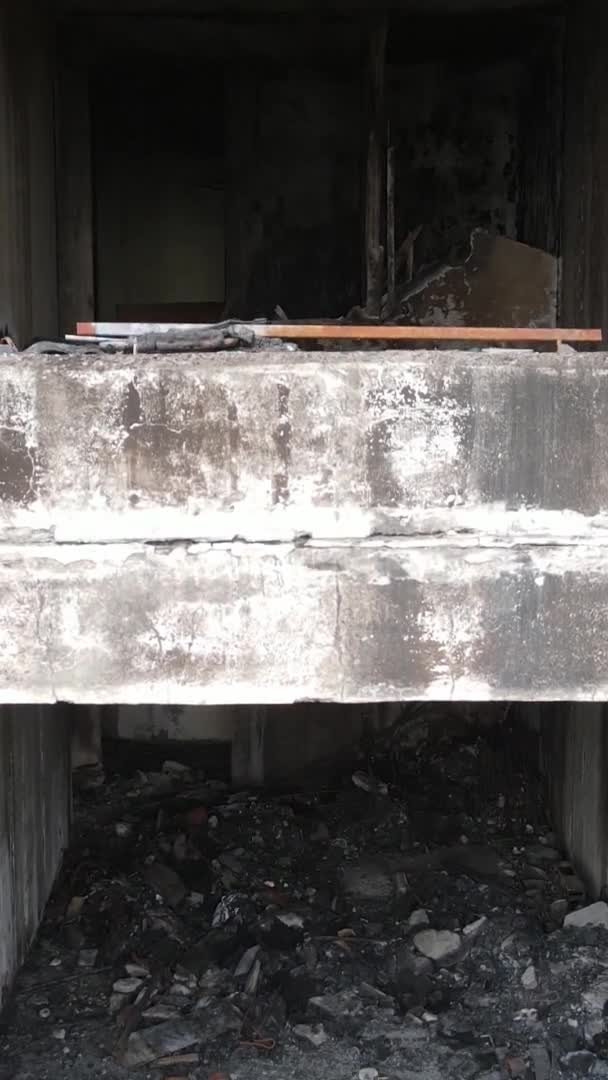 Vertikal Video Ett Bränt Och Förstört Hus Kiev Ukraina — Stockvideo