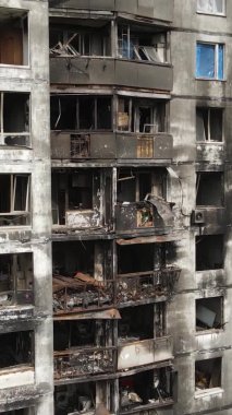Ukrayna, Kyiv 'de yanmış ve yıkılmış bir evin dikey videosu